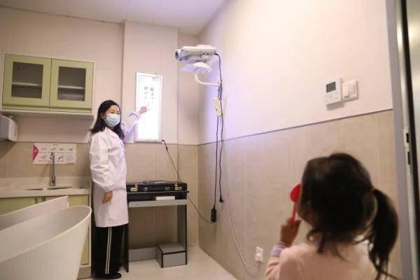 4岁女孩近视超300度，罪魁祸首是竟是家里常用的……你可能也做错了！ (图1)