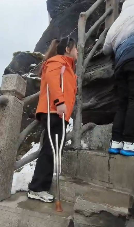 重庆90后独腿女孩拄拐爬山9小时登顶梵净山：想通过自己的经历鼓励他人 (pic1)