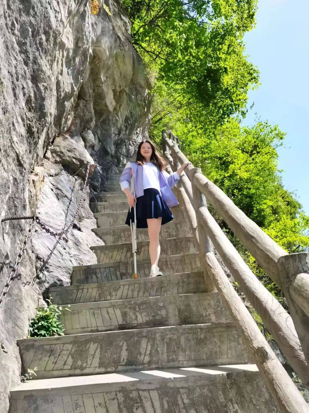 重庆90后独腿女孩拄拐爬山9小时登顶梵净山：想通过自己的经历鼓励他人 (pic4)