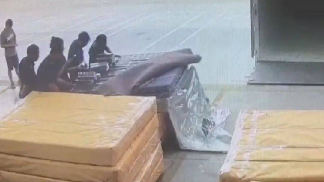 床垫“肚里”有蹊跷？海关揭秘！ (pic2)