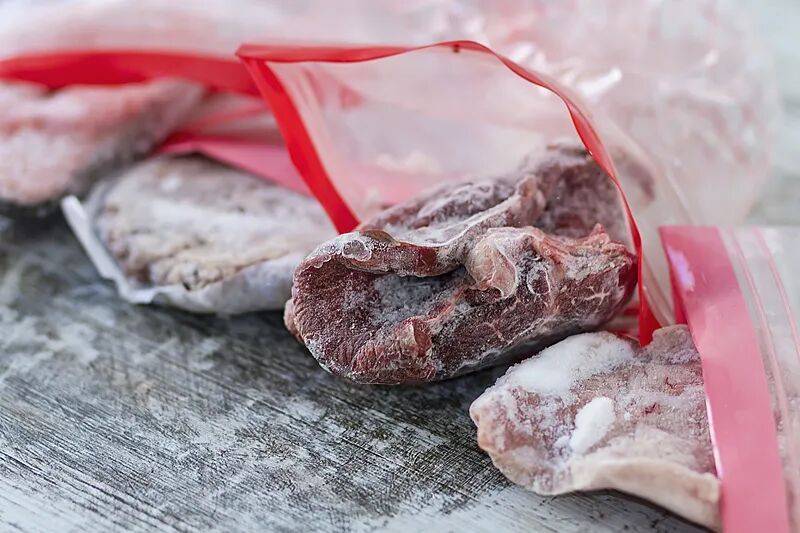 别再把肉泡水里解冻了!不仅滋生细菌还流失营养,推荐3种科学解冻法,家家都需要 (pic4) 别再把肉泡水里解冻了!不仅滋生细菌还流失营养,推荐3种科学解冻法,家家都需要 (pic4)