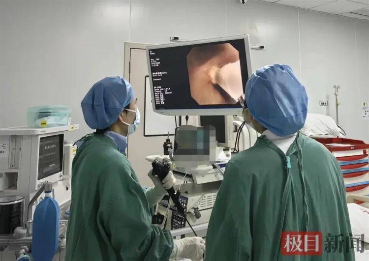 武汉一女子咳嗽长达两年,只因一个吃东西前的常见习惯!赶紧自查 (pic1) 武汉一女子咳嗽长达两年,只因一个吃东西前的常见习惯!赶紧自查 (pic1)
