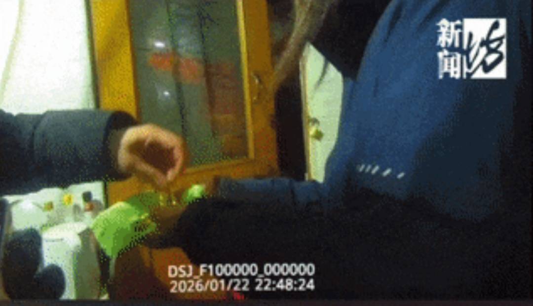 女子帮母亲大扫除,10多万黄金饰品被当垃圾扔了,警方:被一老人捡走,以为不值钱 (图4) 女子帮母亲大扫除,10多万黄金饰品被当垃圾扔了,警方:被一老人捡走,以为不值钱 (pic4)