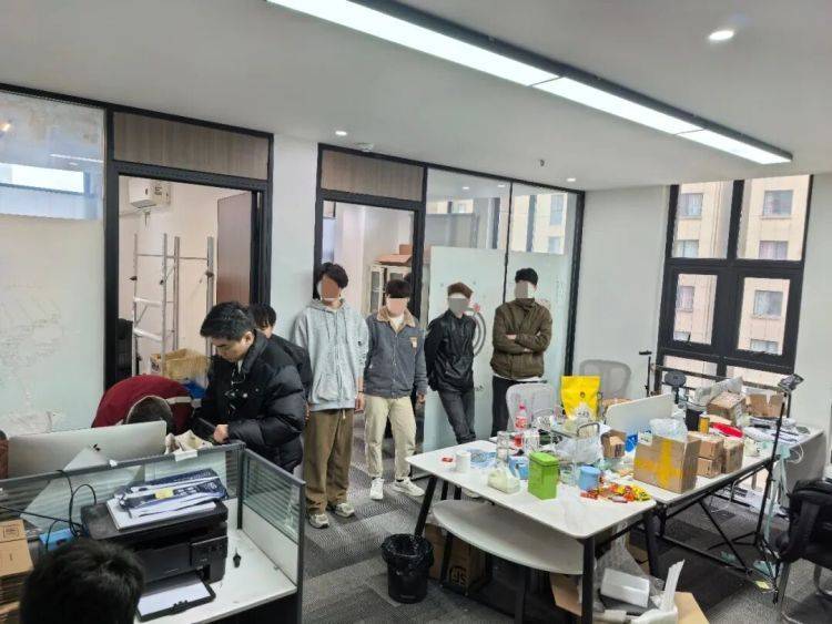 年薪超50万!3名大厂员工还想“多赚钱改善生活”,竟兼职犯罪…… (pic3) 年薪超50万!3名大厂员工还想“多赚钱改善生活”,竟兼职犯罪…… (pic3)