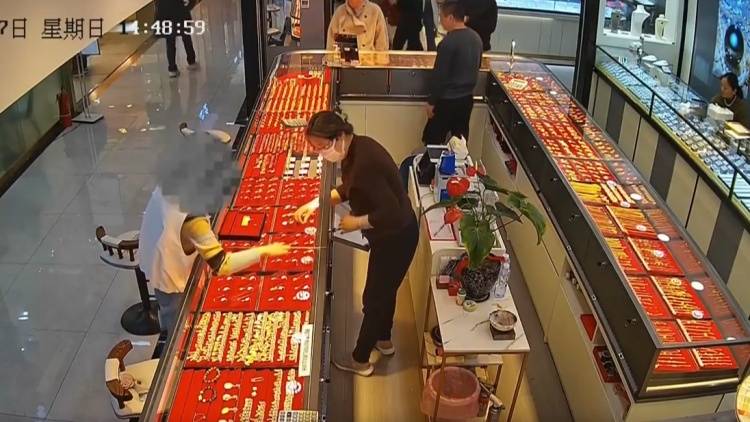 24万金饰不翼而飞 民警发现屋内无翻动痕迹 小偷是谁? (pic1) 24万金饰不翼而飞 民警发现屋内无翻动痕迹 小偷是谁? (pic1)