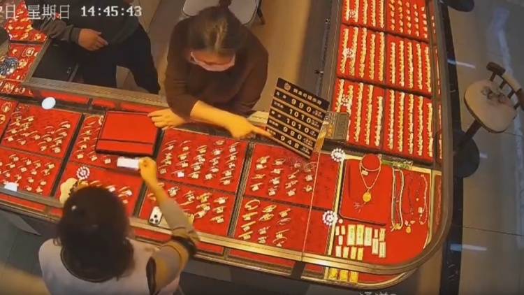 24万金饰不翼而飞 民警发现屋内无翻动痕迹 小偷是谁? (pic2) 24万金饰不翼而飞 民警发现屋内无翻动痕迹 小偷是谁? (pic2)
