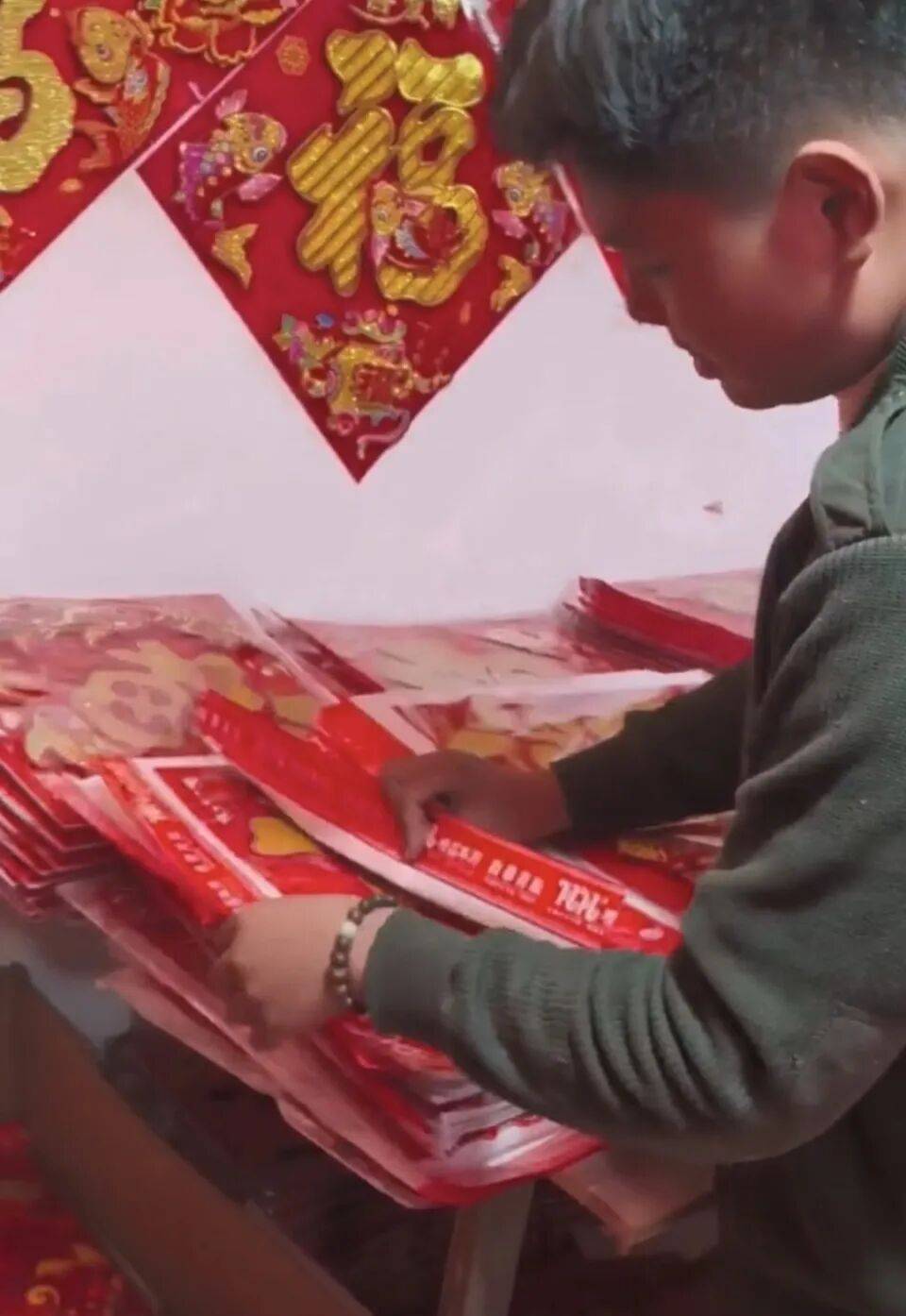 山东招远替患病母亲摆摊卖春联14岁姐弟系龙凤胎，父亲患癌离世，母亲发声 (pic2)