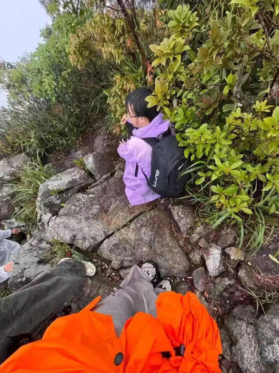 20岁大学生在龙斗峰失联20余天:父亲守在山下,不肯离去 (pic4) 20岁大学生在龙斗峰失联20余天:父亲守在山下,不肯离去 (pic4)