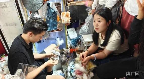 两眼一睁就是做小羊 每天睡三四小时 新疆“富贵小羊”摊主累出两层眼袋 (pic1)