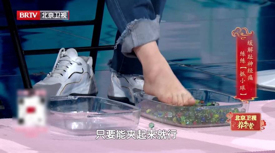 走路多了脚疼不正常？医生：这种疼可能是神经在报警，两个小妙招，轻松护足 (pic19)