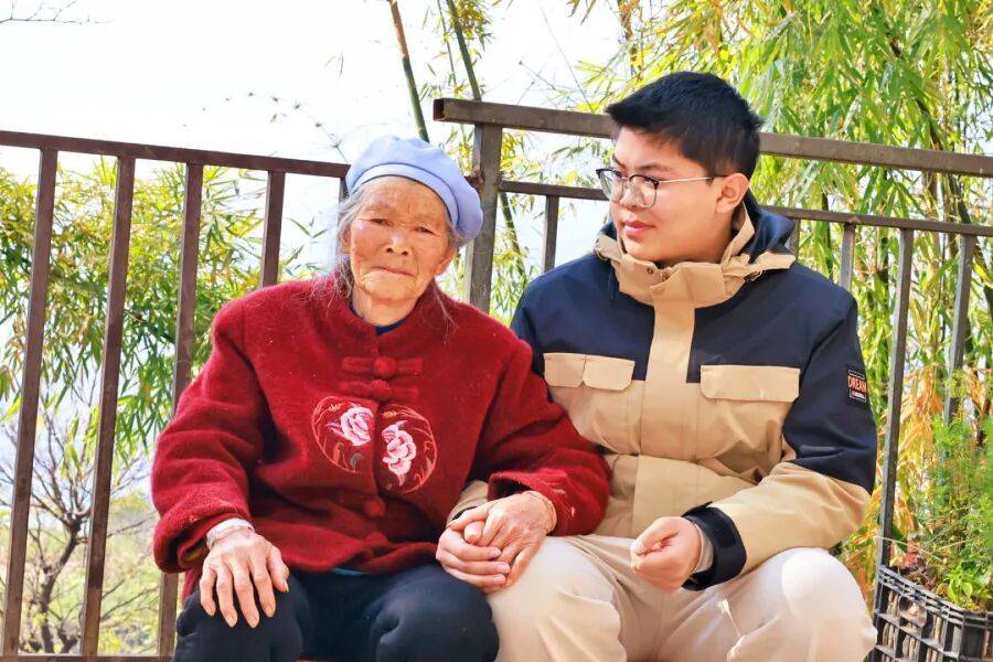 大山里走出来的24岁博士研究生,胃癌晚期,化疗25次,本人回应 (pic13) 大山里走出来的24岁博士研究生,胃癌晚期,化疗25次,本人回应 (pic13)