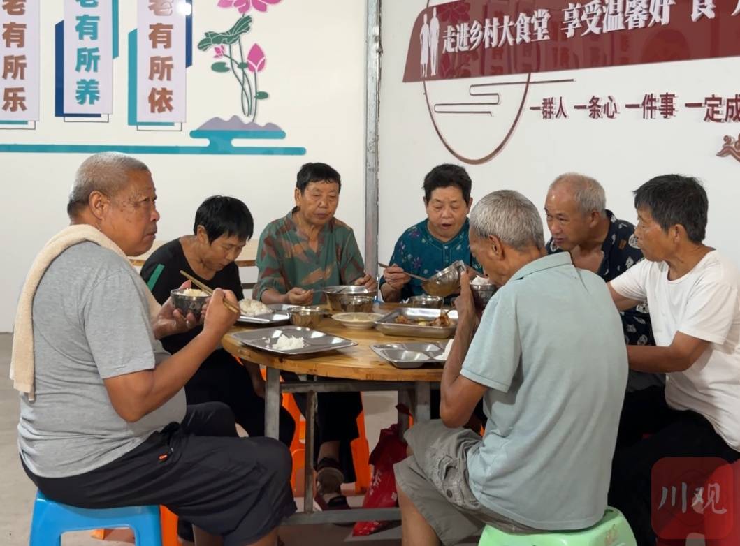 免费吃饭还发钱？四川这个村的食堂，老人抢着来“上班” (pic1)