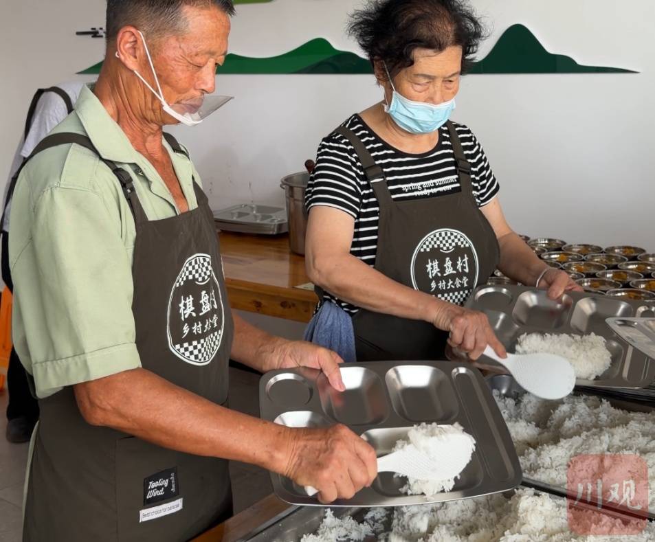 免费吃饭还发钱？四川这个村的食堂，老人抢着来“上班” (pic3)