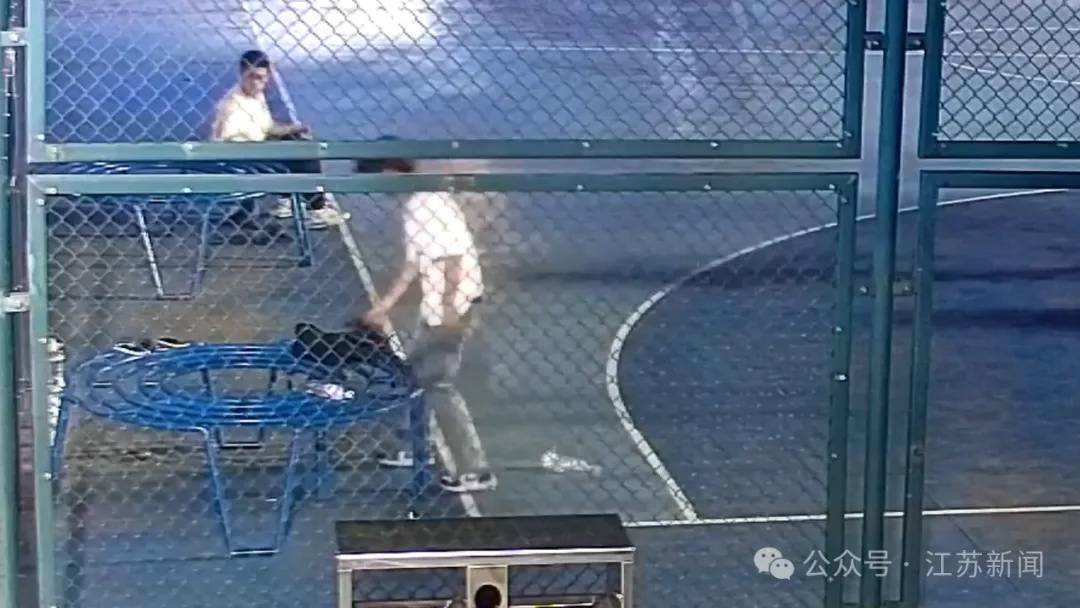 小偷盯上篮球场，不偷手机专偷电话卡？当心你摊上刑事责任 (pic2)